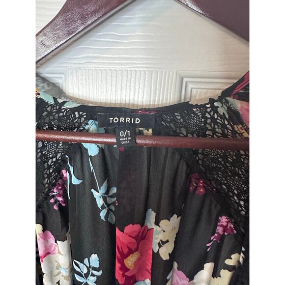 Torrid Plus Size Vintage Floral Shirttail Flowy Boho Kimono Cardigan 0/1 1x - Picture 3 of 5